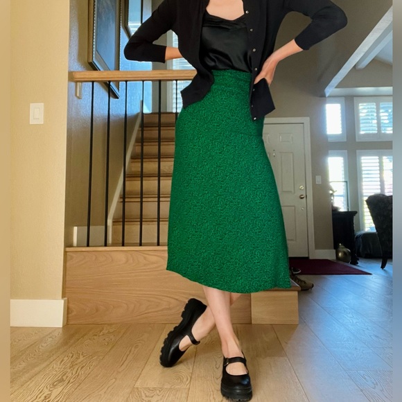 Reformation Bea skirt in “jitterbug print” - Picture 9 of 16